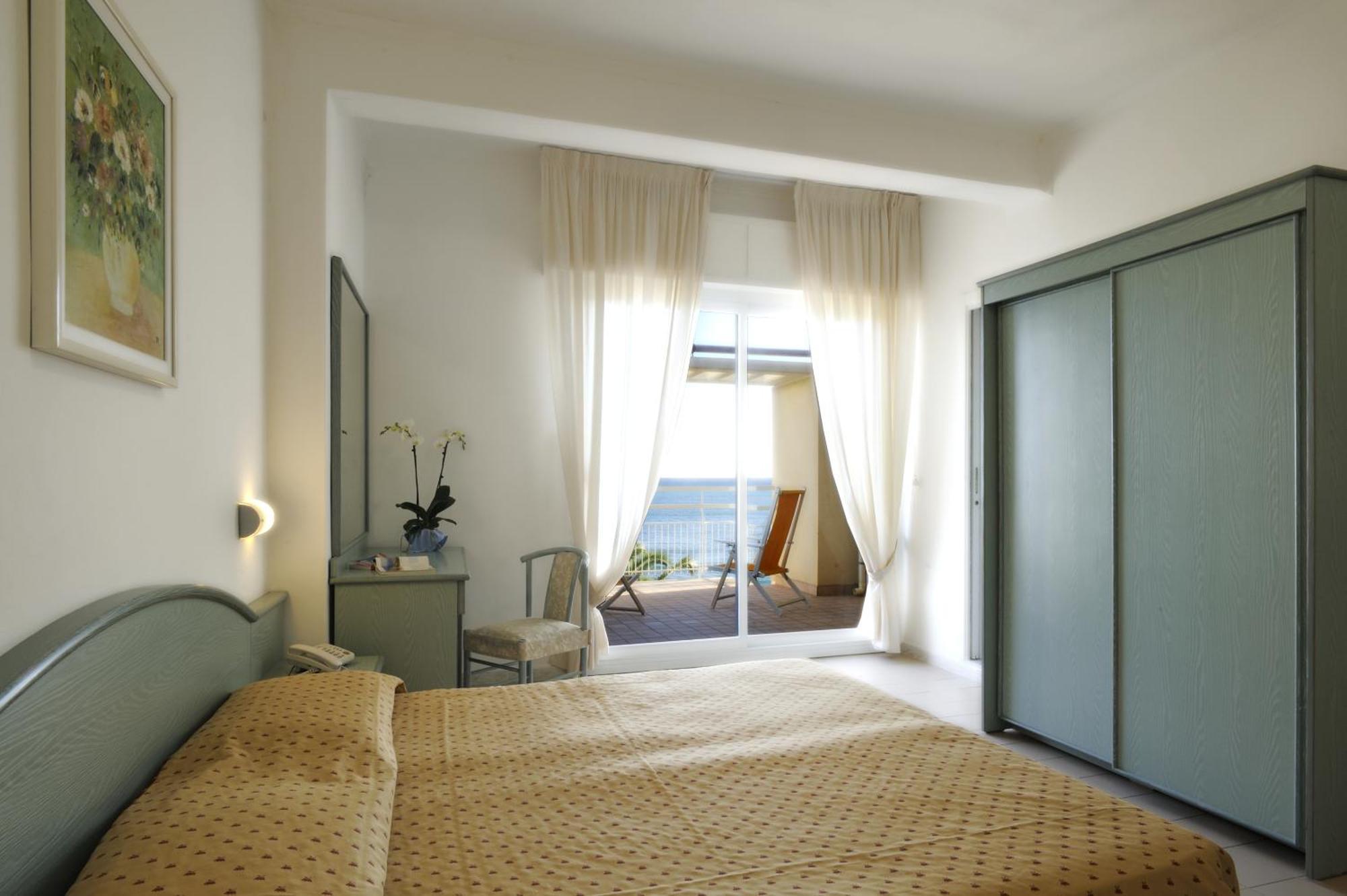 Hotel Miramare Diano Marina Phòng bức ảnh