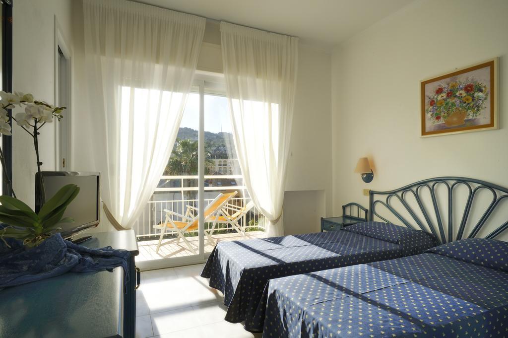 Hotel Miramare Diano Marina Phòng bức ảnh